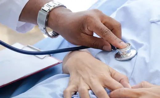 Auscultación con estetoscopio durante un chequeo médico