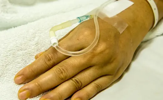 Vía intravenosa colocada en la mano de una paciente